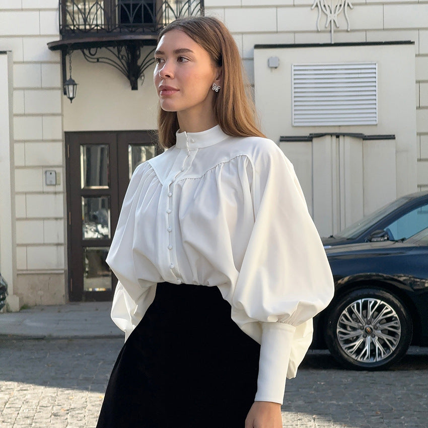 Chemise blanche décontractée à col montant, manches bouffantes et plissée