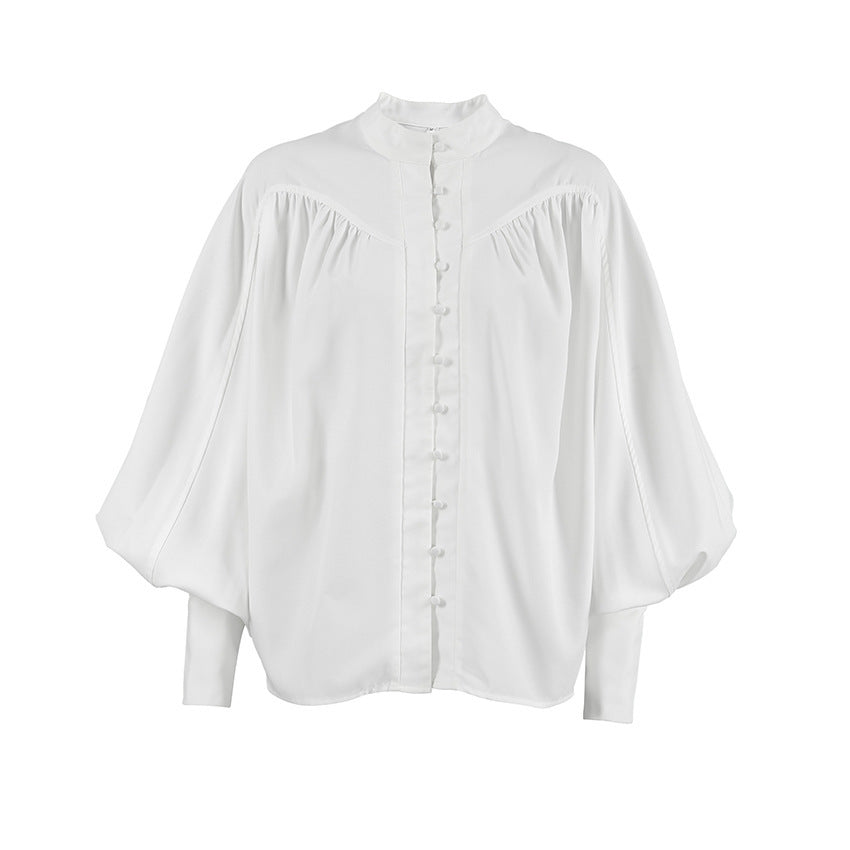 Chemise blanche décontractée à col montant, manches bouffantes et plissée